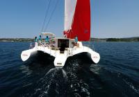 trimarano neel 45 vela vista di poppa